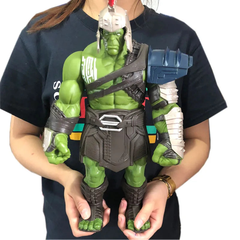 Design gigantic figurină Hulk