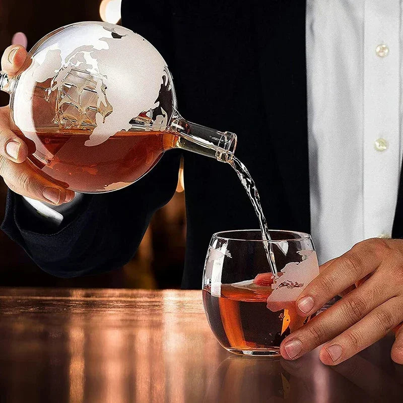 Decanter de lux în formă de glob - set cadou pentru whisky cu bază din lemn