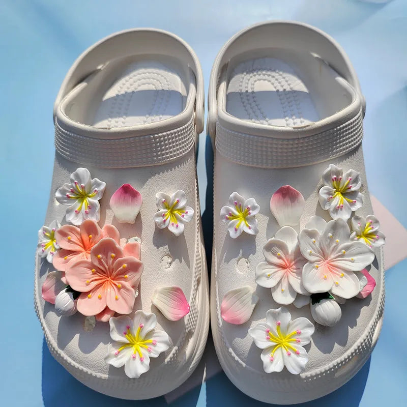 Decorațiuni pentru pantofi Crocs în formă de flori - mai multe variante