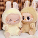 Păpușă Labubu șezândă – mai multe variante