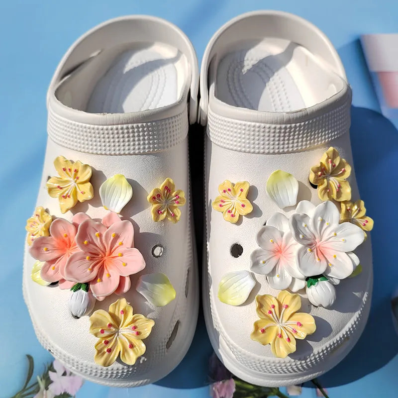 Decorațiuni pentru pantofi Crocs în formă de flori - mai multe variante